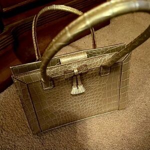 EUC Vintage Liz Claiborne Gold Faux Crocodile Leather Purse w/ Tassel Bow.